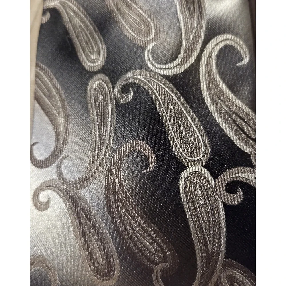 Pronto Uomo 100% Silk Designer Necktie Gray/Silver Paisley‎ EUC